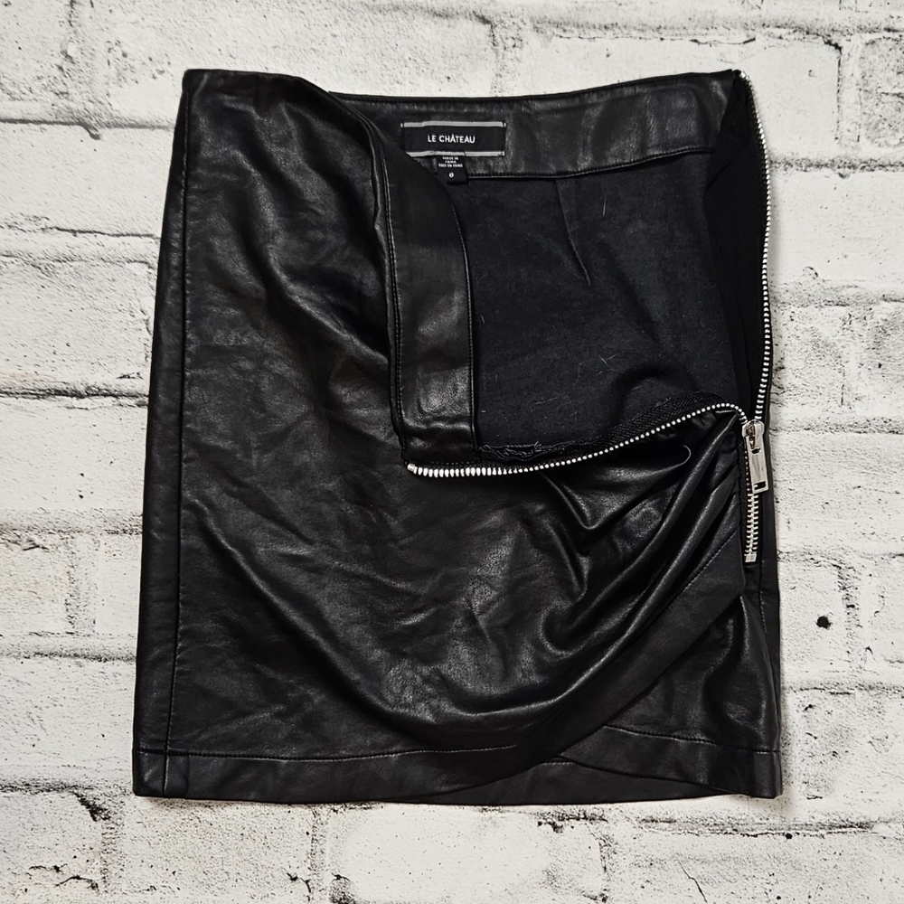 Le Chateau Black Faux Leather Ruched Mini Skirt Size 0 Side Zip - Picture 3 of 6
